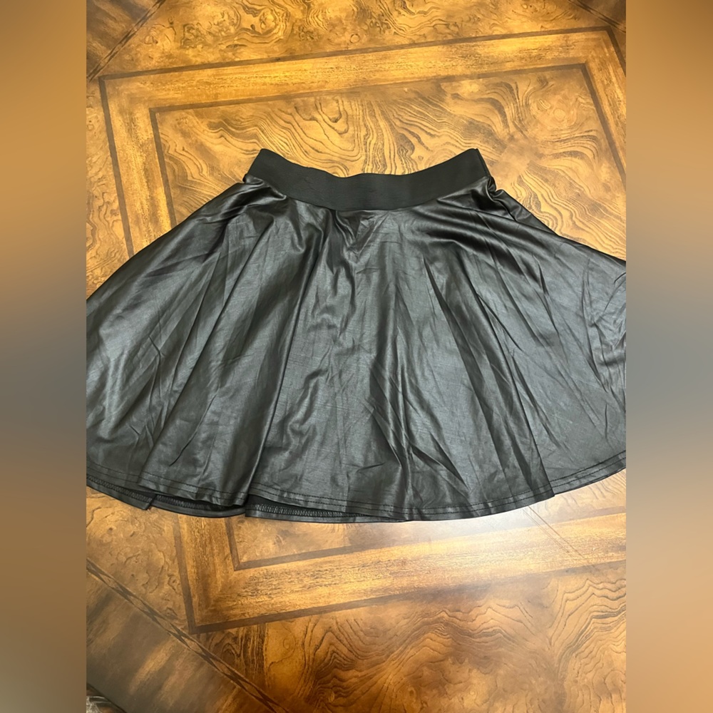 Boohoo women black skirt size 8 faux leather